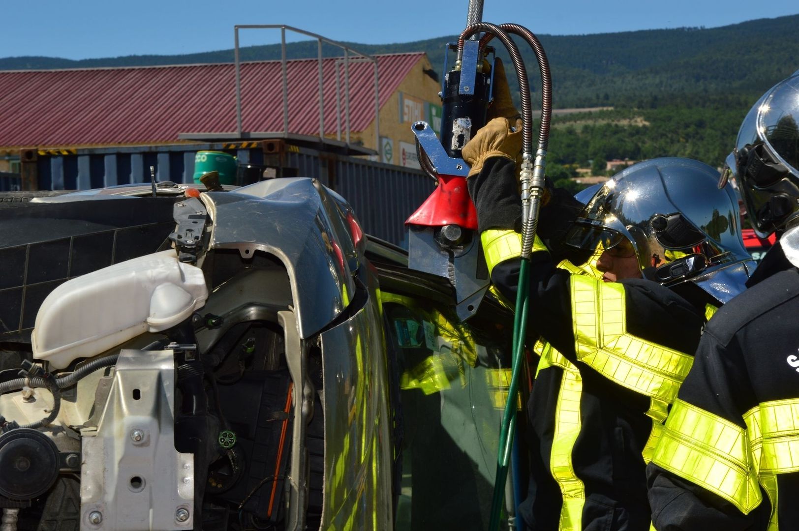 Feuerwehrleute sichern ein beschädigtes Fahrzeug mit hydraulischem Rettungsgerät